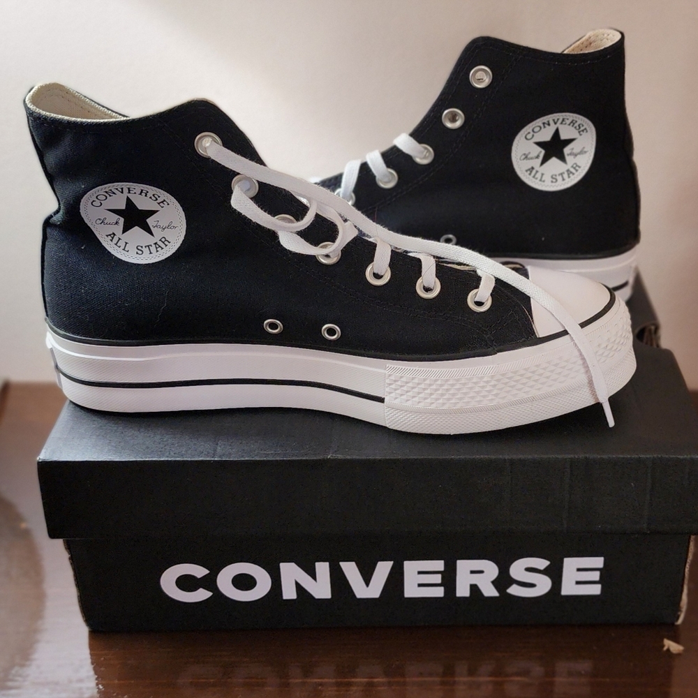 Converse black high top Chuck Taylors 9.5 BNWT